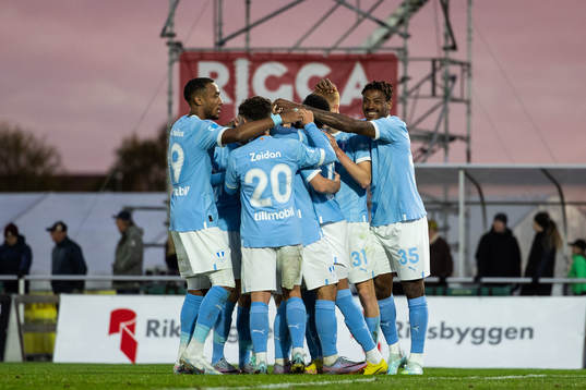 Malmö FFs Sebastian Nanasi jublar med lagkamrater