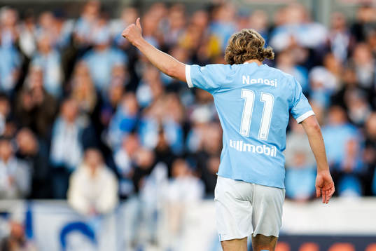 Malmö FFs Sebastian Nanasi gör tummen upp