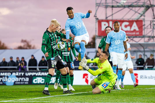 Varbergs målvakt David Olsson river ner Malmö FFs Martin