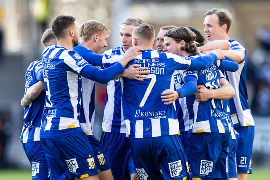 IFK Göteborgs Gustav Svensson jublar med lagkamrater