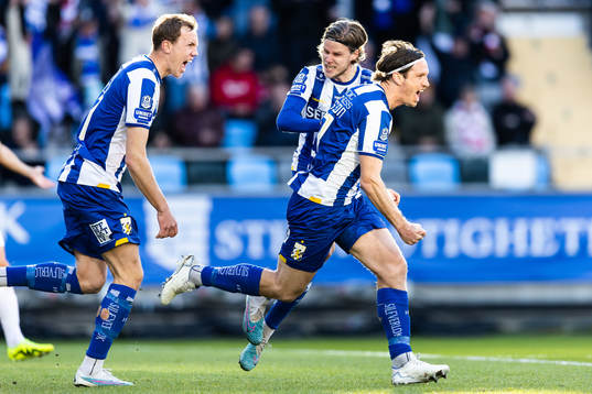 IFK Göteborgs Gustav Svensson jublar med Adam Carlén och