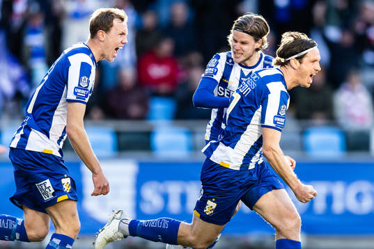 IFK Göteborgs Gustav Svensson jublar med Adam Carlén och