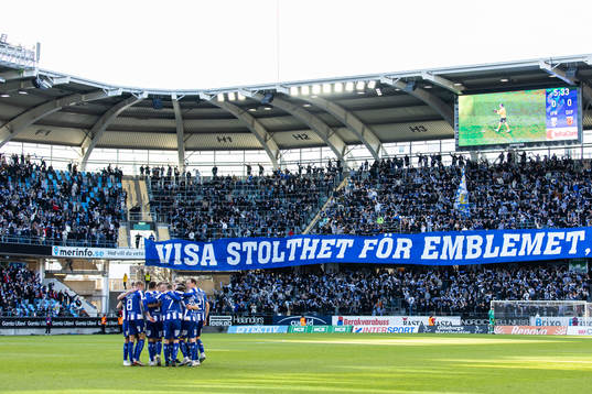 IFK Göteborgs Gustav Svensson jublar med lagkamrater