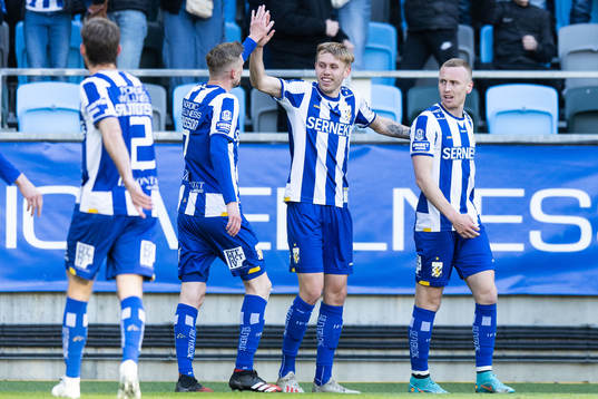 IFK Göteborgs Sebastian Ohlsson jublar med Elias Hagen
