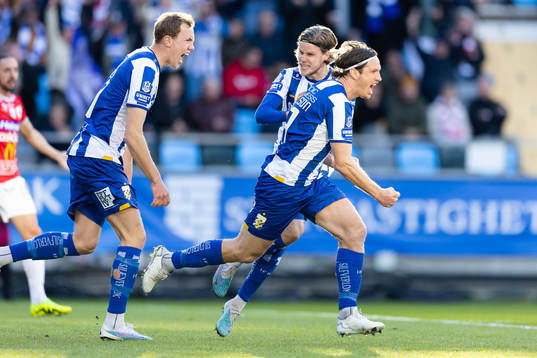 IFK Göteborgs Gustav Svensson jublar med lagkamrater