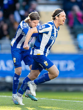 IFK Göteborgs Gustav Svensson jublar med Gustaf Norlin
