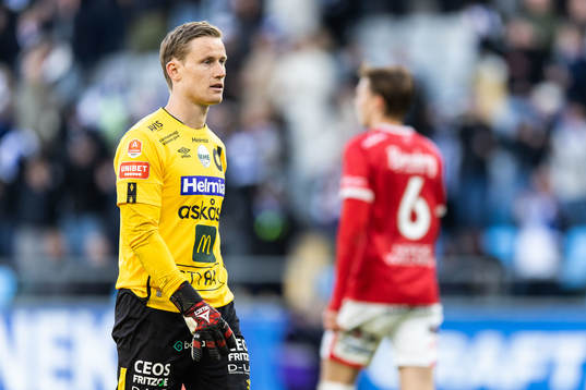 Degerfors målvakt Sondre Lovseth Rossbach deppar