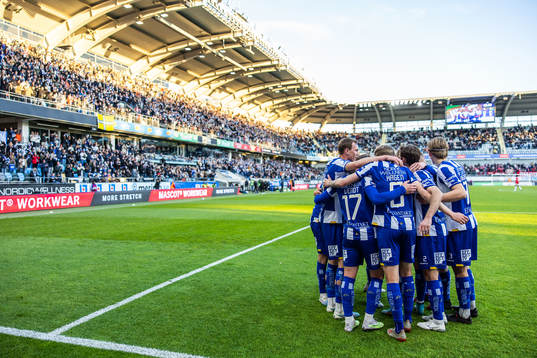 IFK Göteborgs Elias Hagen jublar med lagkamrater