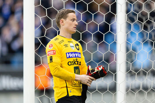 Degerfors målvakt Sondre Lovseth Rossbach deppar