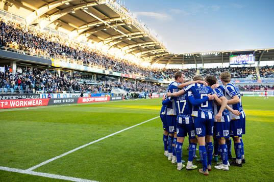 IFK Göteborgs Elias Hagen jublar med lagkamrater