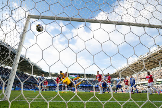 IFK Göteborgs Gustav Svensson nickar in 1-0 bakom