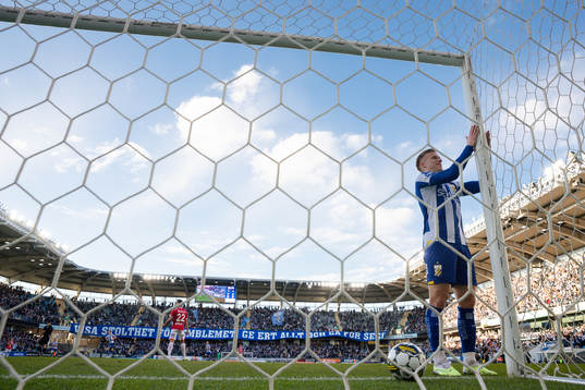 IFK Göteborgs Oscar Wendt jublar och klappar om målstolpen