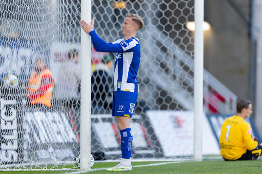 IFK Göteborgs Oscar Wendt jublar och klappar om målstolpen