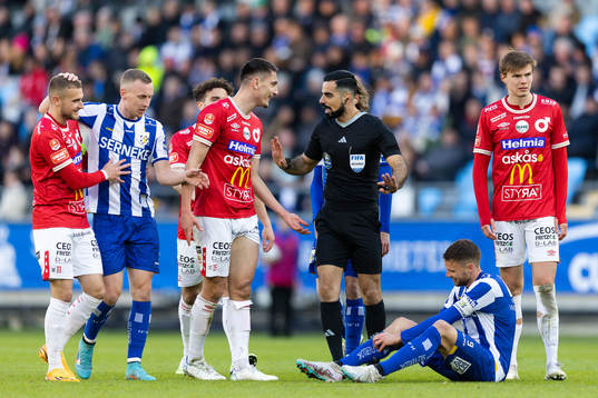 Domare Mohammed Al-Hakim pratar med Degerfors Seid Korac