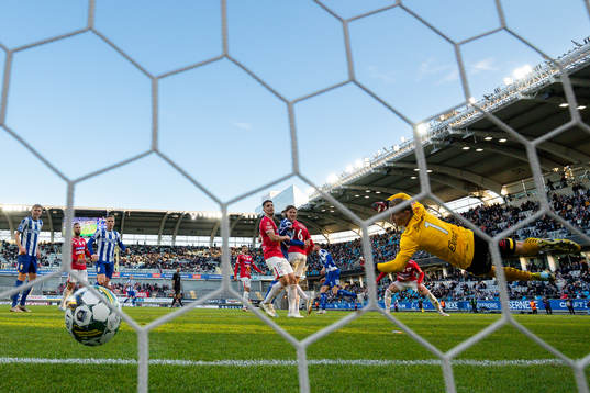 IFK Göteborgs Marcus Berg nickar in 4-0 i mål bakom