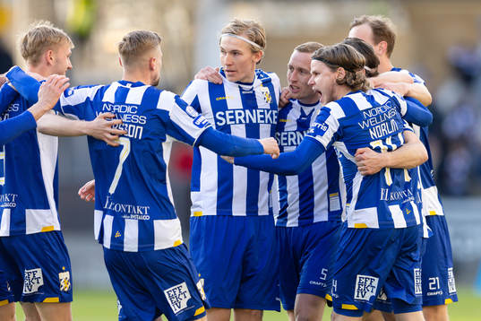 IFK Göteborgs Gustav Svensson jublar med lagkamrater
