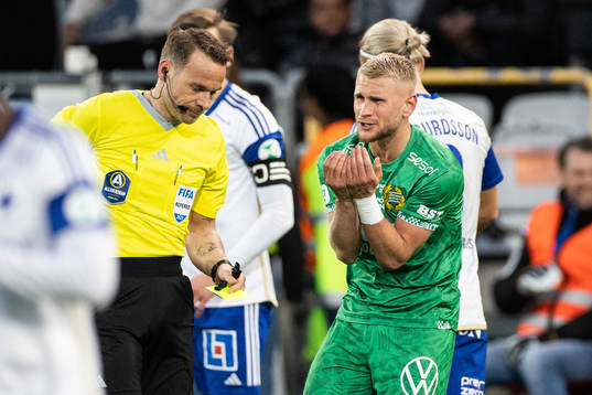 Hammarbys Simon Strand reagerar