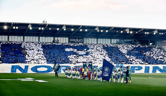 Lagen uppställda hitom Norrköping tifo på Curva Nordahl