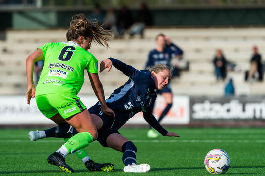 Kristianstads Carly Wickenheiser och FC Rosengårds Emilia