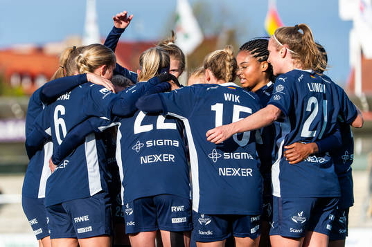 FC Rosengårds Olivia Schough jublar med lagkamrater