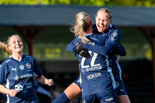 FC Rosengårds Olivia Schough jublar med Ria Noora Minerva