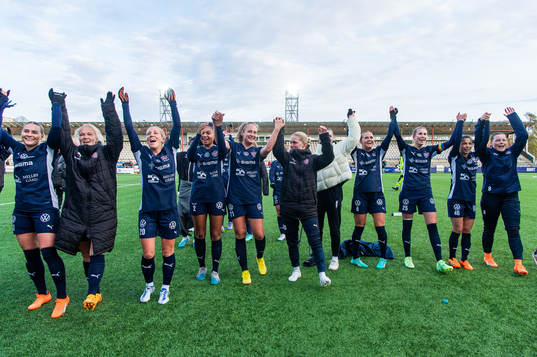 FC Rosengårds spelare jublar