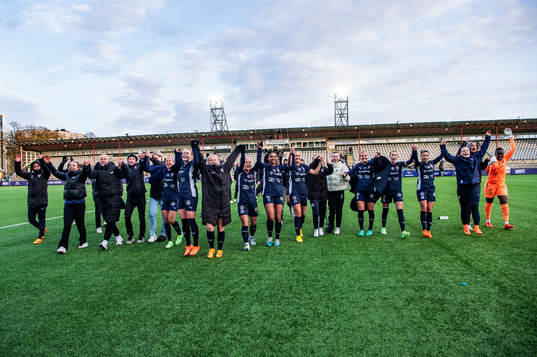 FC Rosengårds spelare jublar