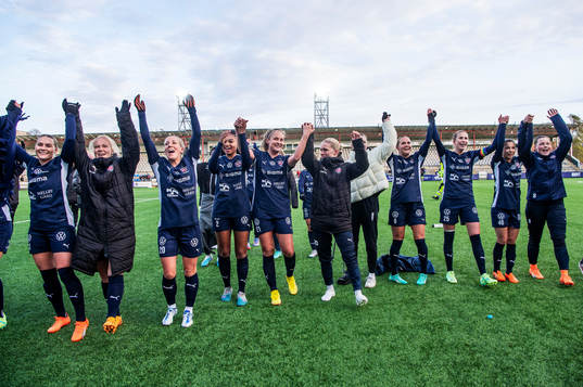 FC Rosengårds spelare jublar