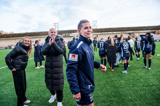 FC Rosengårds Olivia Schough firar segern med Caroline