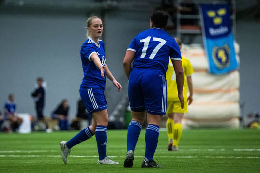 Thea Solalv jublar med Khummi Al-Haji