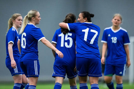 Khummi Al-Haji jublar med Nicolina Svensson och Thea Solalv
