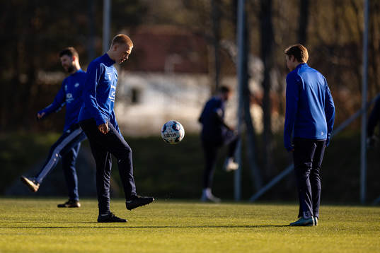 Hovshagas spalere värmer upp före fotbollsmatchen i