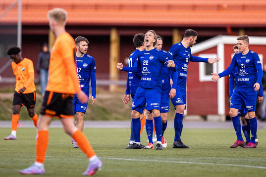 Hovshagas Otto Mellberg jublar med lagkamrater