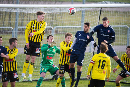 IFK Hässleholms Axel Henriksson når högst  i matchen i