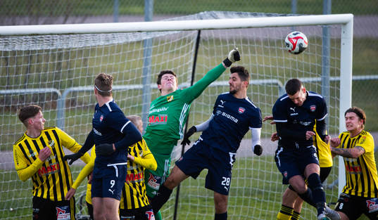 IFK Hässleholms målvakt Victor Stulic gör en fin
