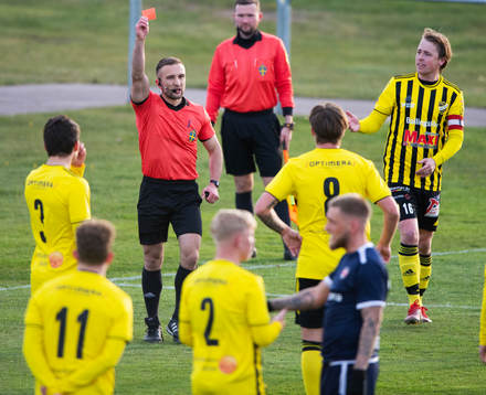 IFK Hässleholms Axel Winberg får rött kort i matchen i