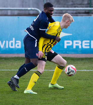 IFK Hässleholms Linus Roslund håller undan i matchen i