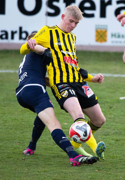 IFK Hässleholms Linus Roslund håller undan i matchen i