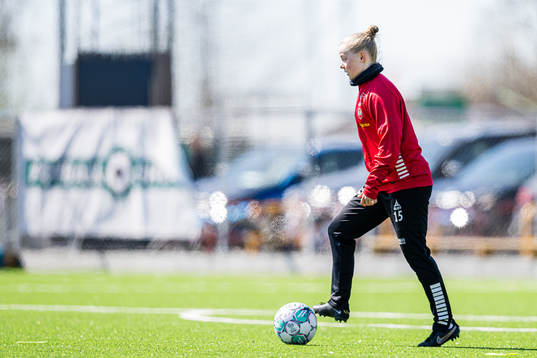 Selma Pettersen of TIL 2020 warms up