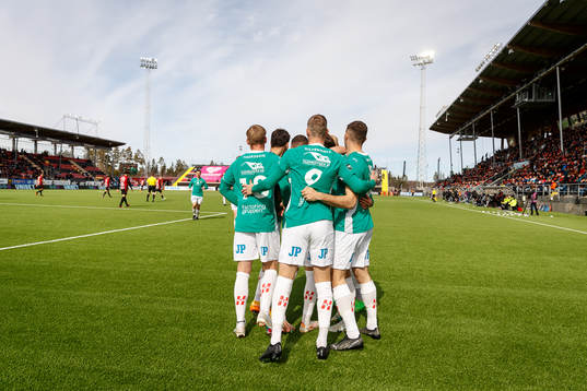 Jönköpings Södras Robin Book jublar med lagkamrater