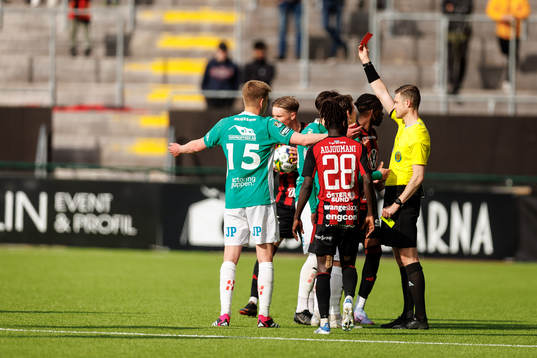Jönköpings Södras Adam Ben Lamin får rött kort