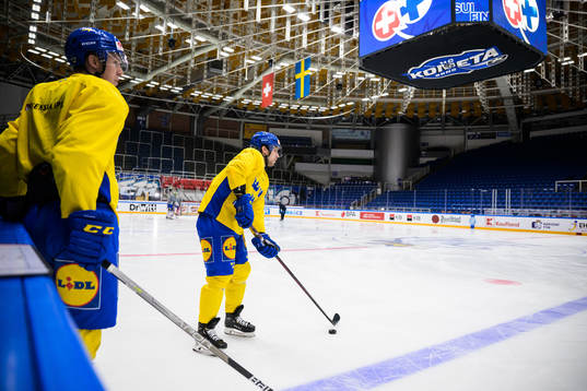 Dennis Rasmussen and Oscar Lindberg of Sweden at a practice