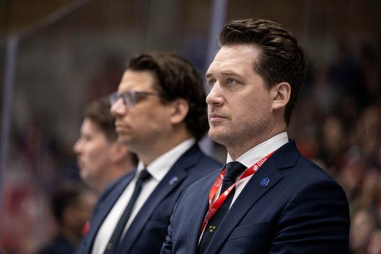 head coach Sam Hallam of Sweden