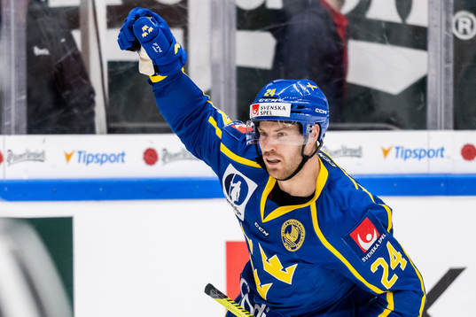 Oscar Lindberg of Sweden celebrates