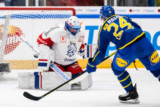 Oscar Lindberg of Sweden scores 0-1