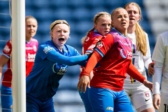 Helsingborgs målvakt Hannah Tegestål och Stephanie