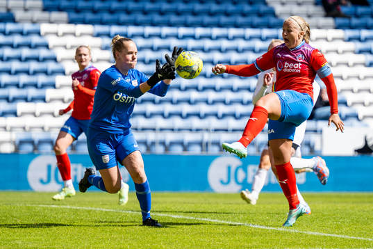 Qvidings målvakt Alice Uddberg och Helsingborgs Stephanie