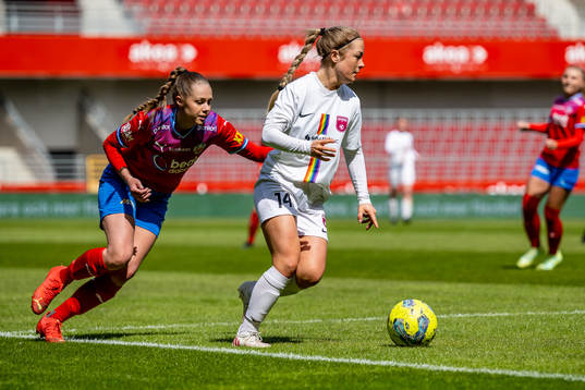 Helsingborgs Rebecka Winroth  och Qvidings Caroline Wasenius