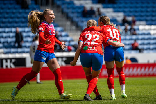 Helsingborgs Tilda Jonhag jublar tillsamman smed lagkamrater