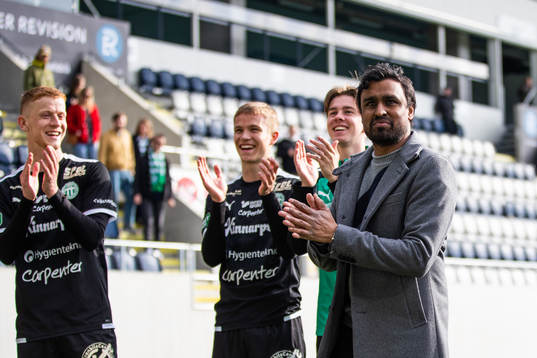 Västerås SKs tränare Kalle Karlsson jublar